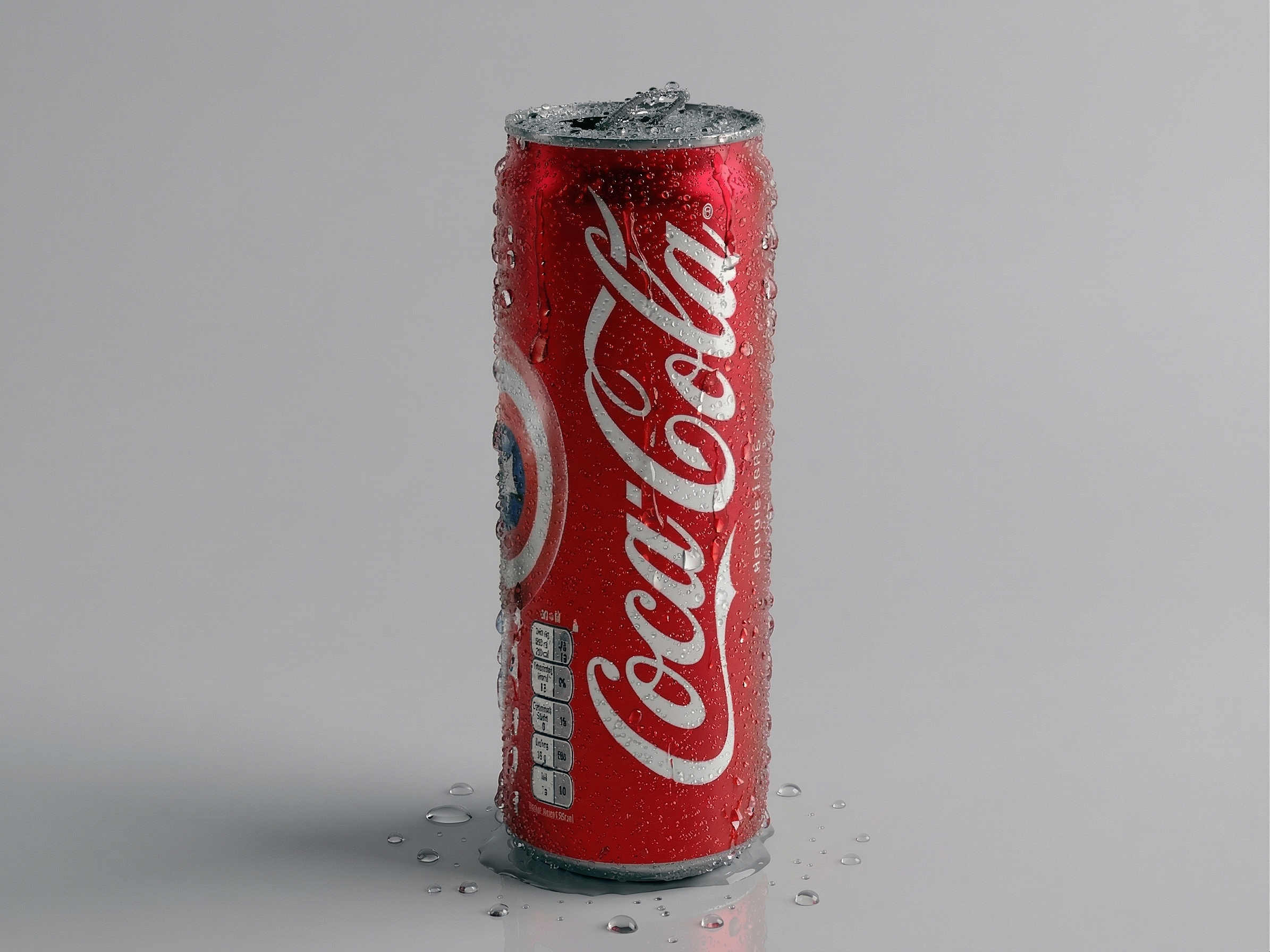 Canette de Coca avec des gouttelettes qui ruissellent réalisée sous Blender